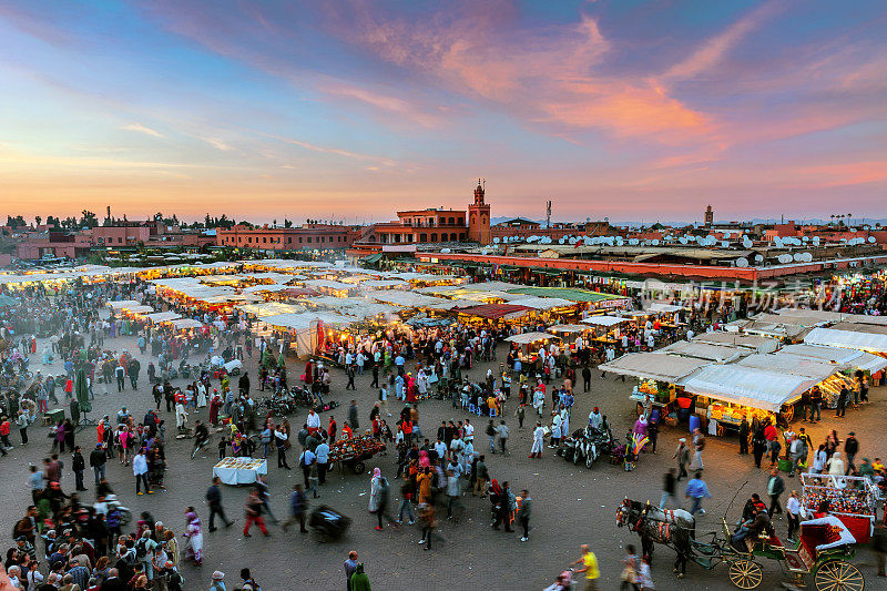 晚上Djemaa El Fna广场与库图比亚清真寺，马拉喀什，摩洛哥